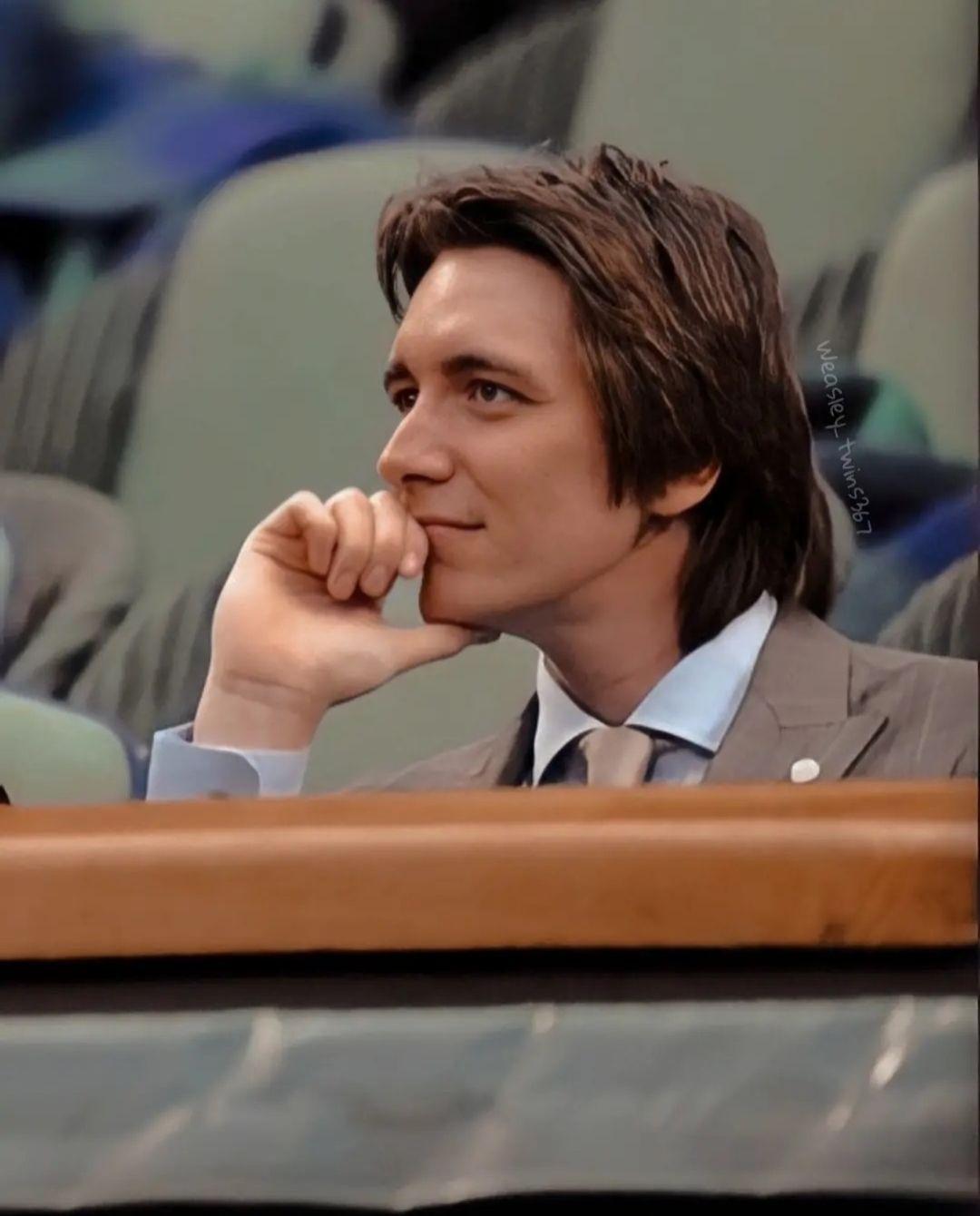 请问有人有韦斯莱双子弗雷德韦斯莱乔治韦斯莱的照片吗特别帅的那种