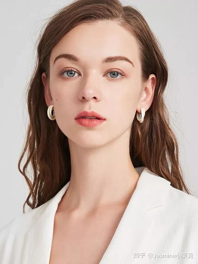 考虑耳坠的长短和视觉重心长脸:避免选择长度超过下巴,直线型的款式