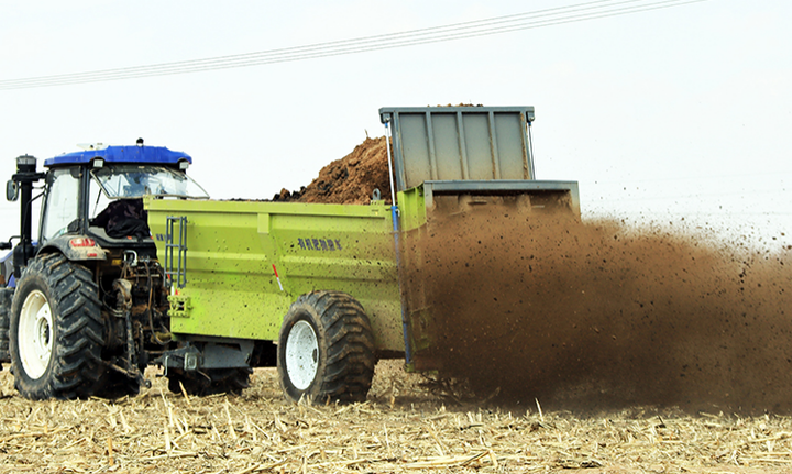 大连雨林有机粪肥抛撒机撒粪车农家肥扬粪机抛粪车促进农业机械化发展