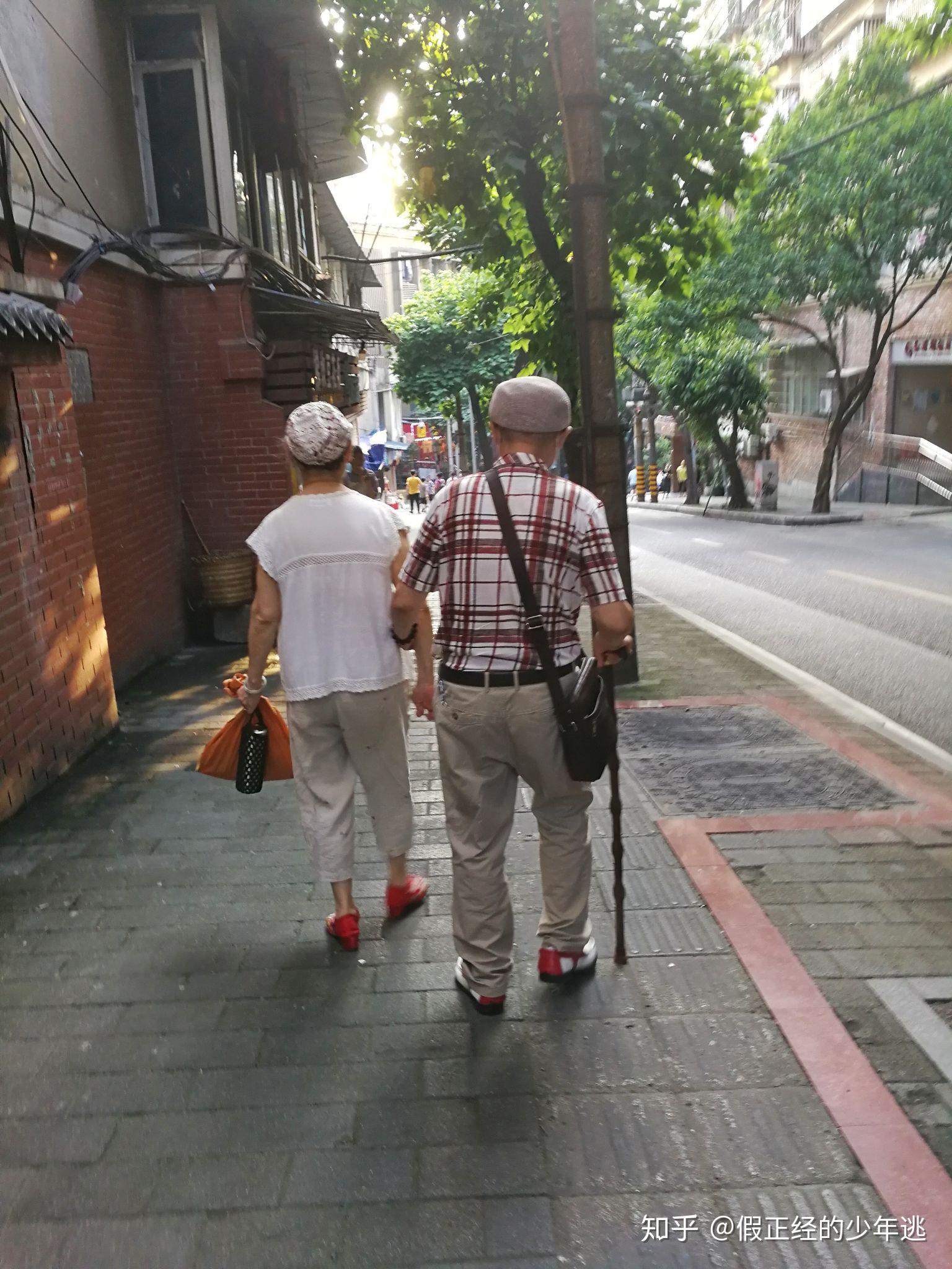 大家有没有那种老爷爷老奶奶牵手散步的照片呢