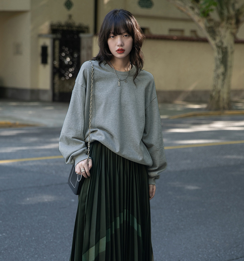 叠加起来,完全高级感满满~而且,浅灰和墨绿都特别适合秋冬中性风又