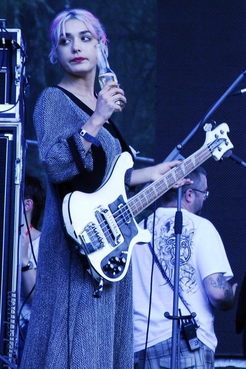 这个图片上的女贝斯手是谁