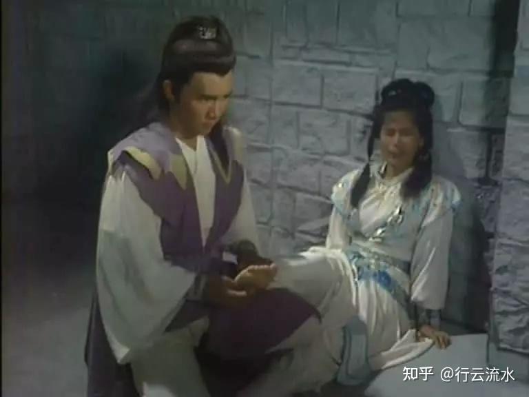 张无忌在山洞内激战赵敏
