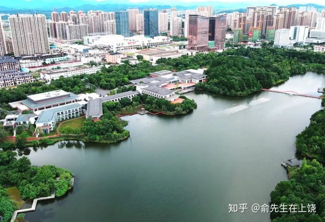 上饶龙潭湖旁的烂尾楼很煞风景但这抹土豪金却很亮眼