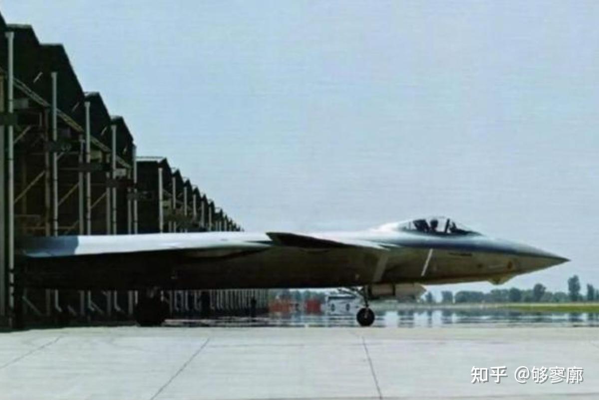 歼20侧面看起来怎么那么长?是因为什么?