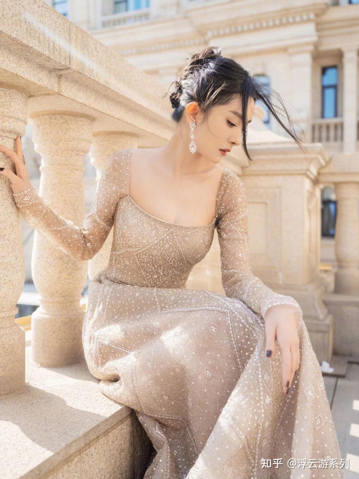 杨幂的身材太绝了穿低胸裙秀出事业线裸色长裙惹人羡慕