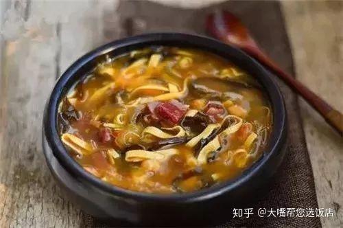 美食diy 北方常见的小吃之一 汤汁粘稠 酸辣开胃 天冷来一碗暖暖的 知乎