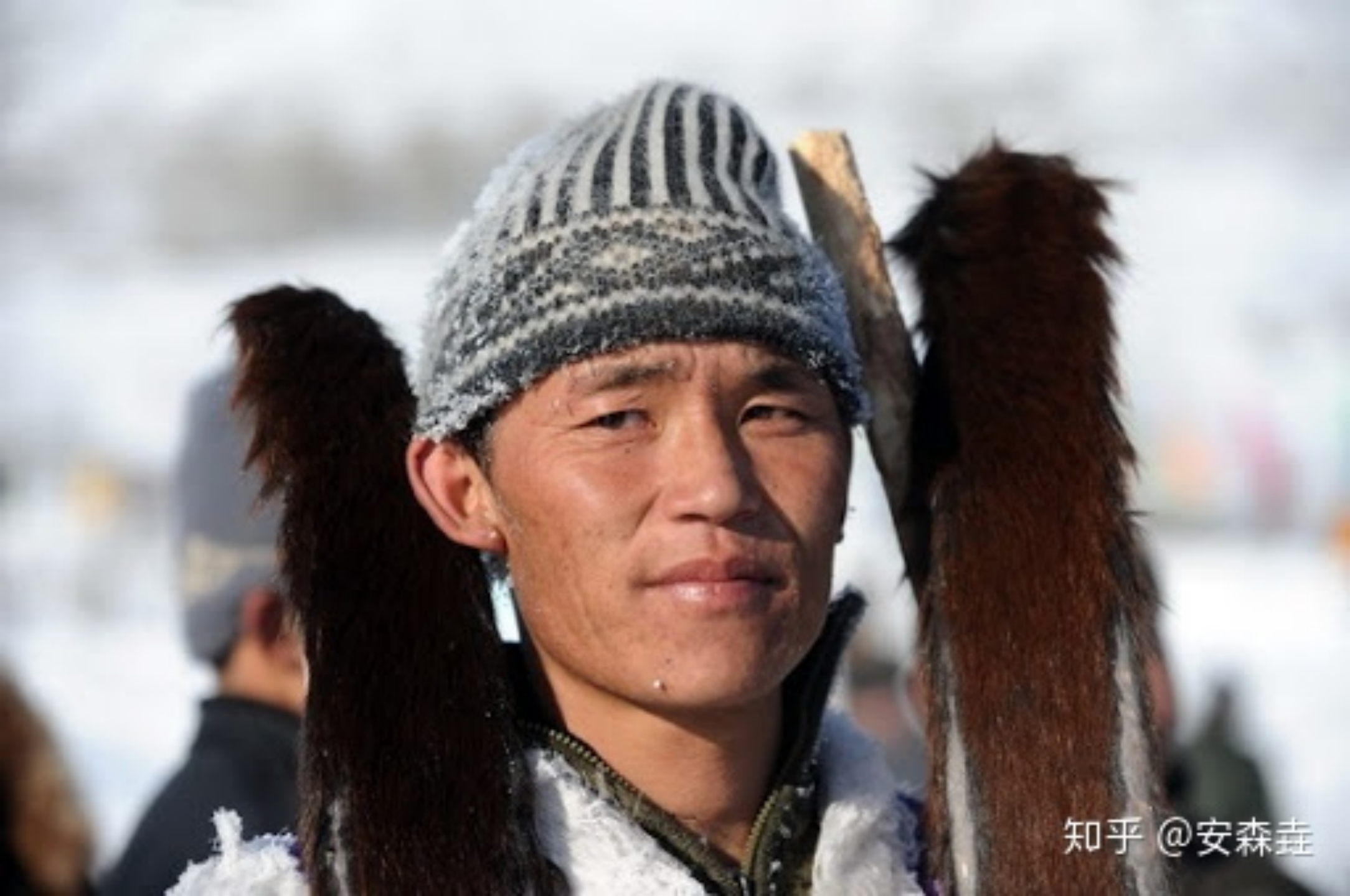 图 23:比较传统的突厥人「图瓦人」,拿着传统的滑雪板