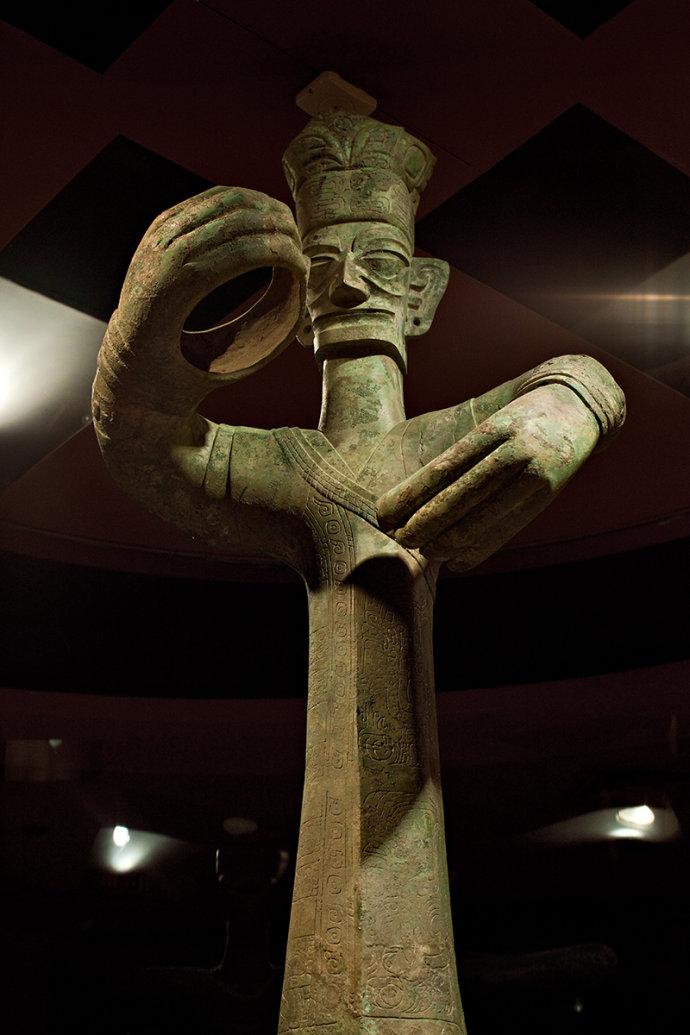 【三星堆】神秘文物探源(2)青铜大立人像拿的是什么,神树与祭坛解析