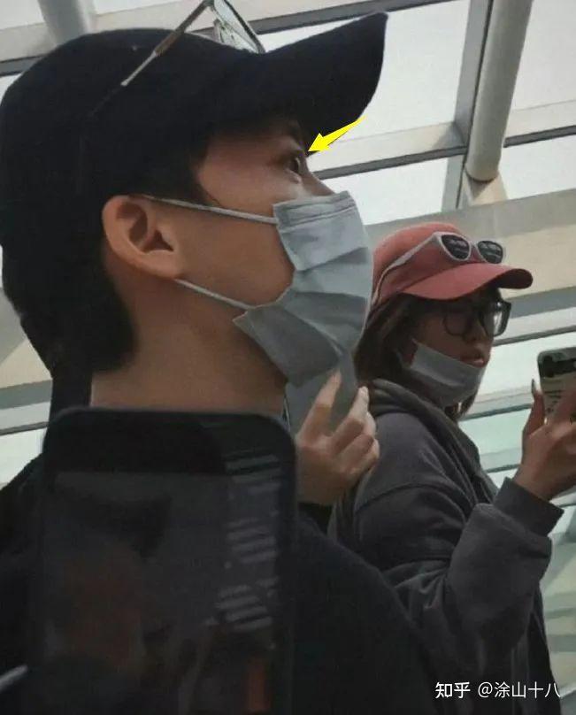 李易峰日本回国,生图黑眼圈厚重反差大,眼神呆滞全程好冷漠 - 知乎