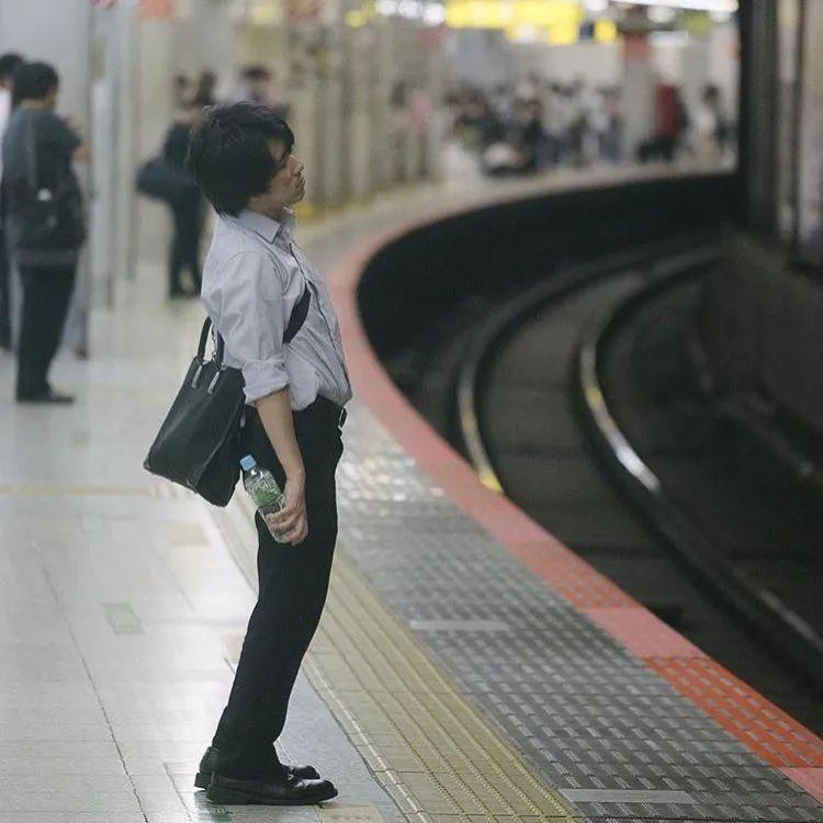 东京上班族最不为人知的一面白天光鲜亮丽晚上烂醉如泥睡街头