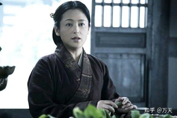 许娣饰)央视三国演义(郭淑萍饰)在第10集首次提及,与糜夫人被吕布捉住