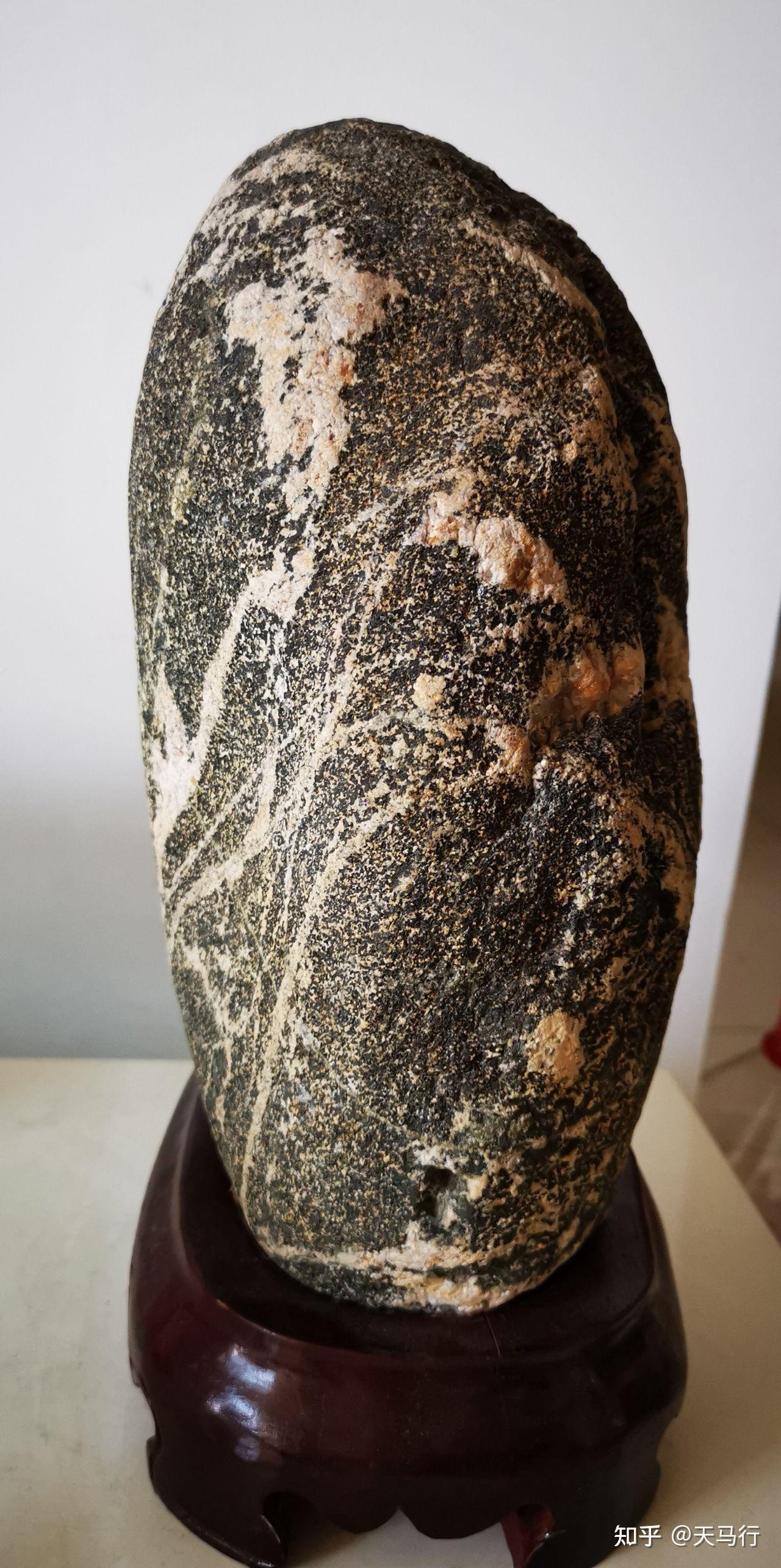 我收藏了一块鸡心形状的泰山石四面皆有图案大家看看值不值钱