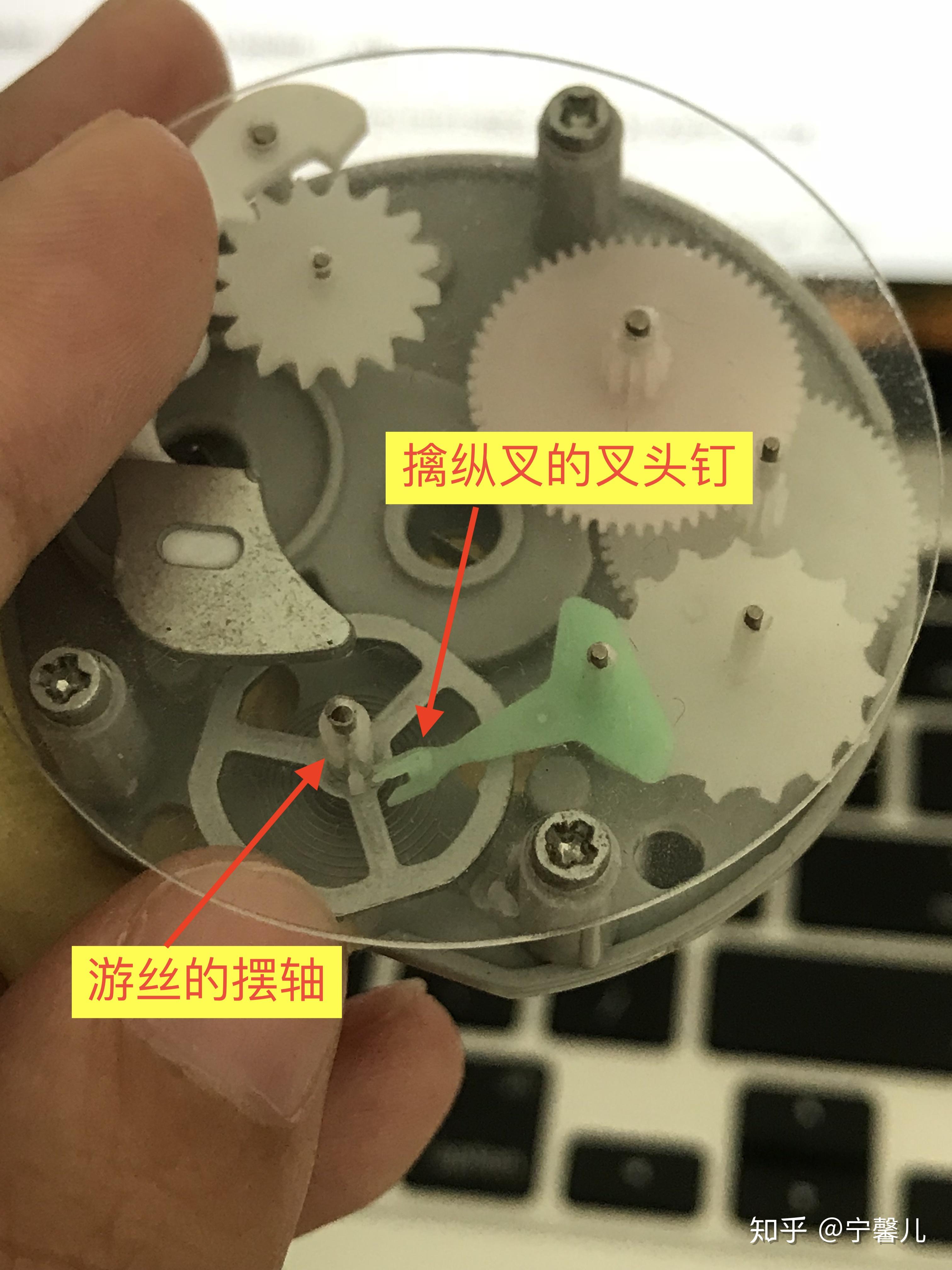 擒纵叉被限位钉卡住而不能转动,这时擒纵叉的进瓦会卡住擒纵轮,使其不