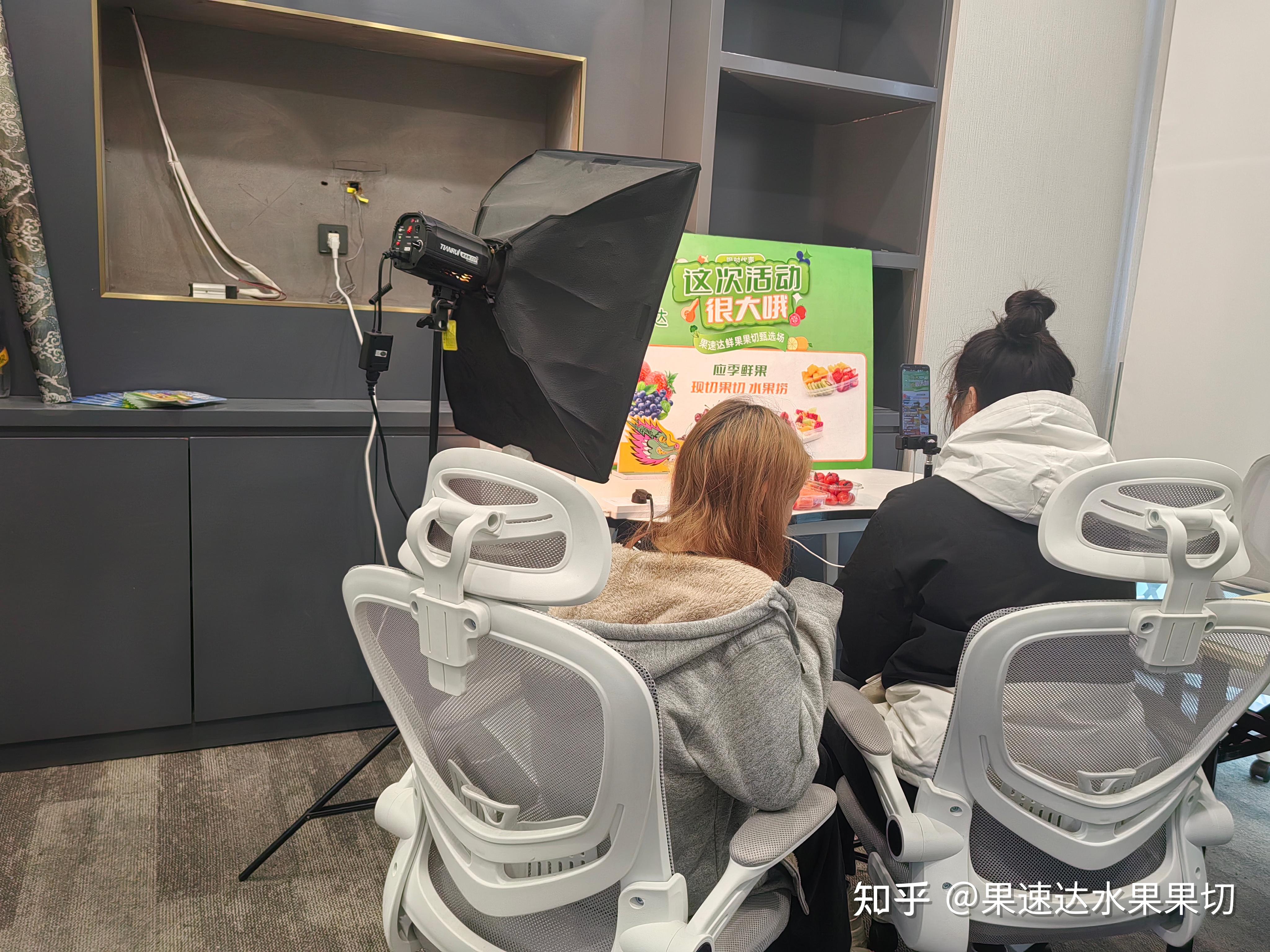 抖音小时版直播在线量的提升方式 (抖音直播小助手下载安装)-初仟社区