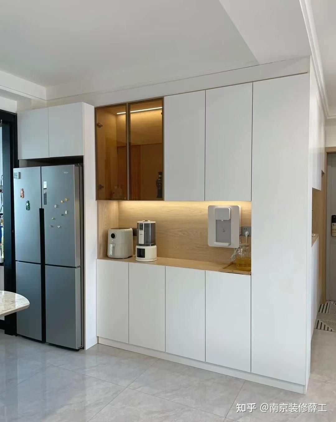 如果餐边柜要放置各种咖啡机,豆浆机,智能音箱等小家电