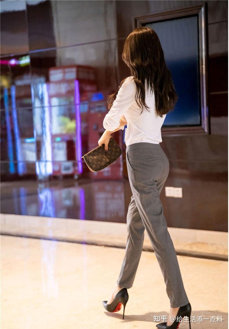 长发美女穿白色衬衫九分裤搭配黑色高跟鞋时尚又干练气质十足