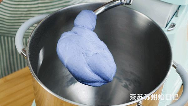 加入25g黄油揉至光滑有弹性的面团.