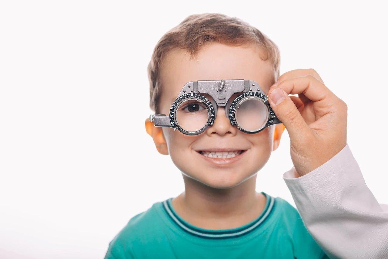 孩子眼睛问题是玩电子产品导致的吗 如何预防孩子眼睛问题 _八宝网