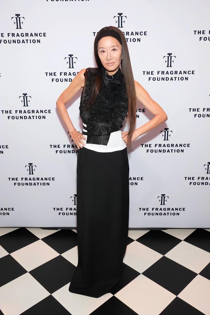 王薇薇最新亮相又把人嫩到74岁都不服老身材纤细紧致状态绝了