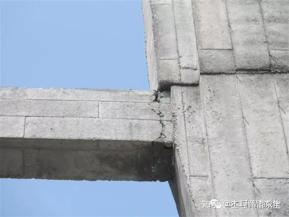 若要中震弹性,梁端计算弯矩可能是1000,按照1000来配筋,梁有可能超筋