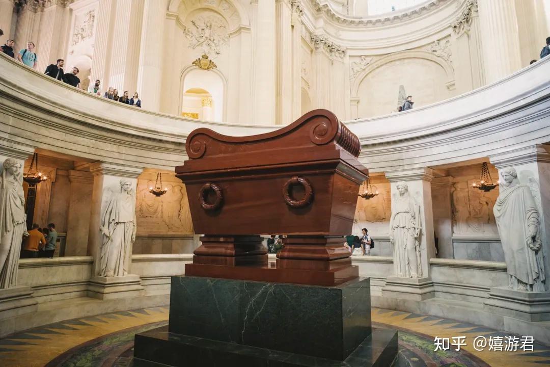 荣军院的一部分是拿破仑的陵墓,除了拿破仑之外,也还有一些其它给法国