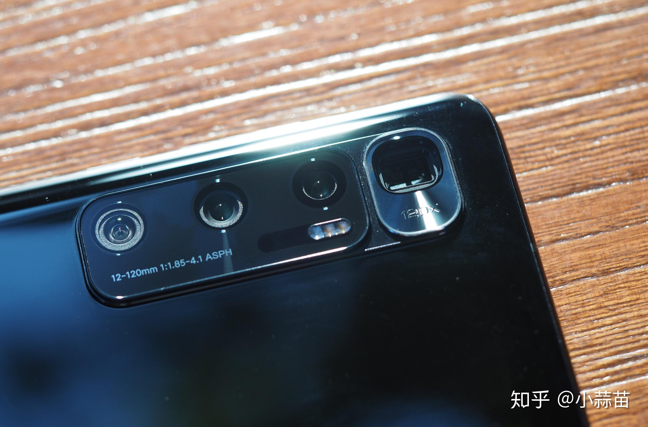 都是双曲面屏幕 前置打孔屏设计,打孔位置,边框和下巴宽度等和小米10