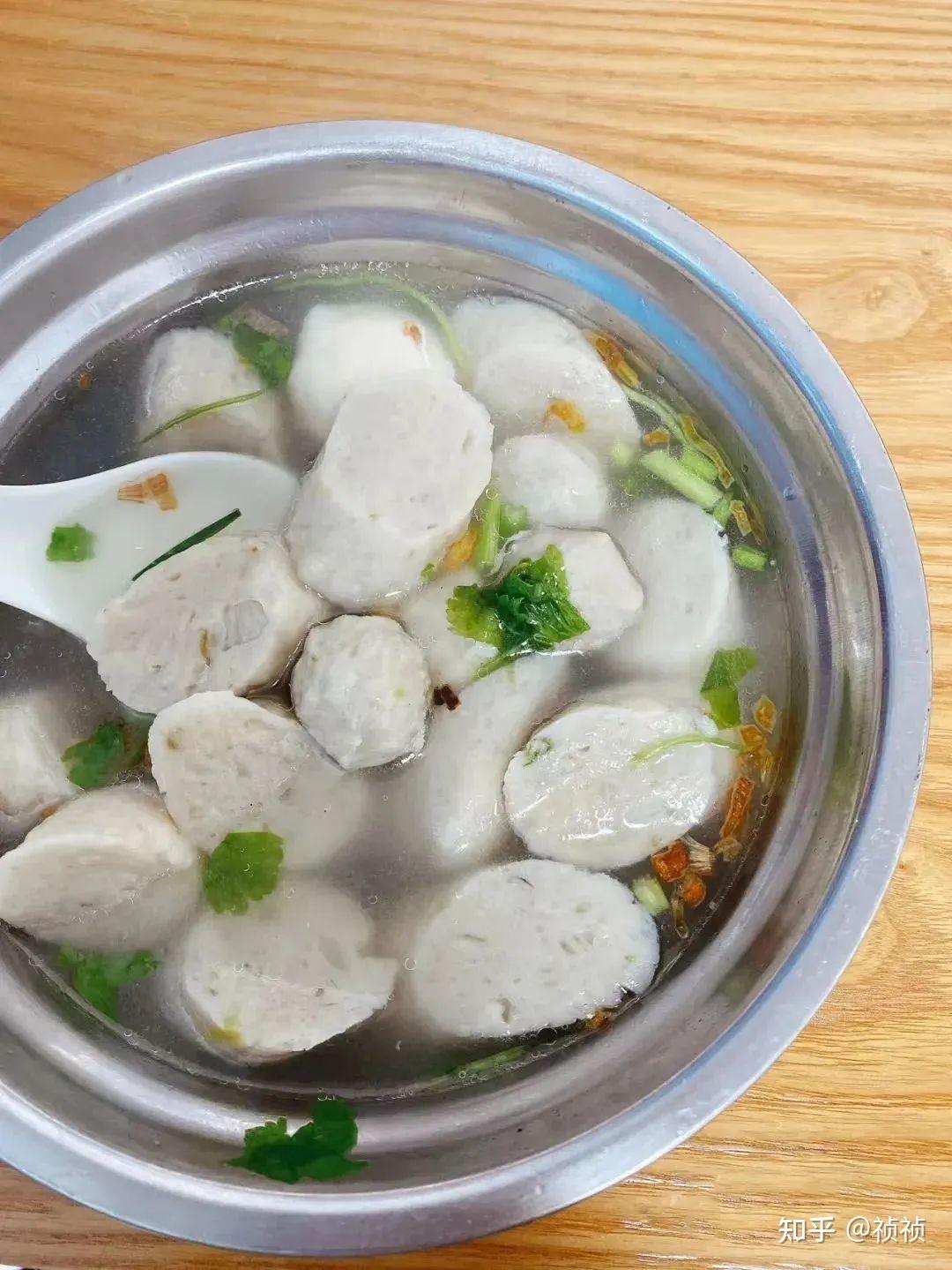 凭借着鱼肉的粘稠感熟练的师傅就能预判出鱼卷的q