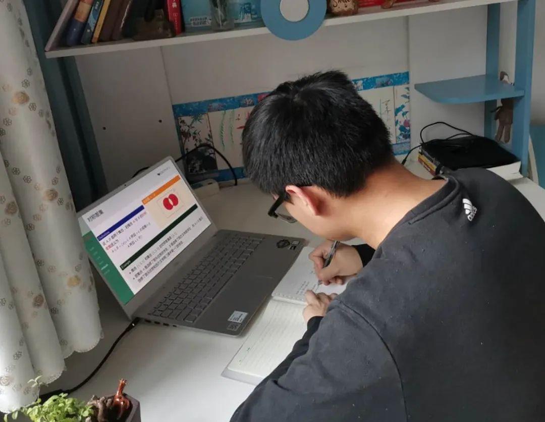 韩星:第一天上午的网课总体体验很好,声音和画面都很清晰,让我们可以