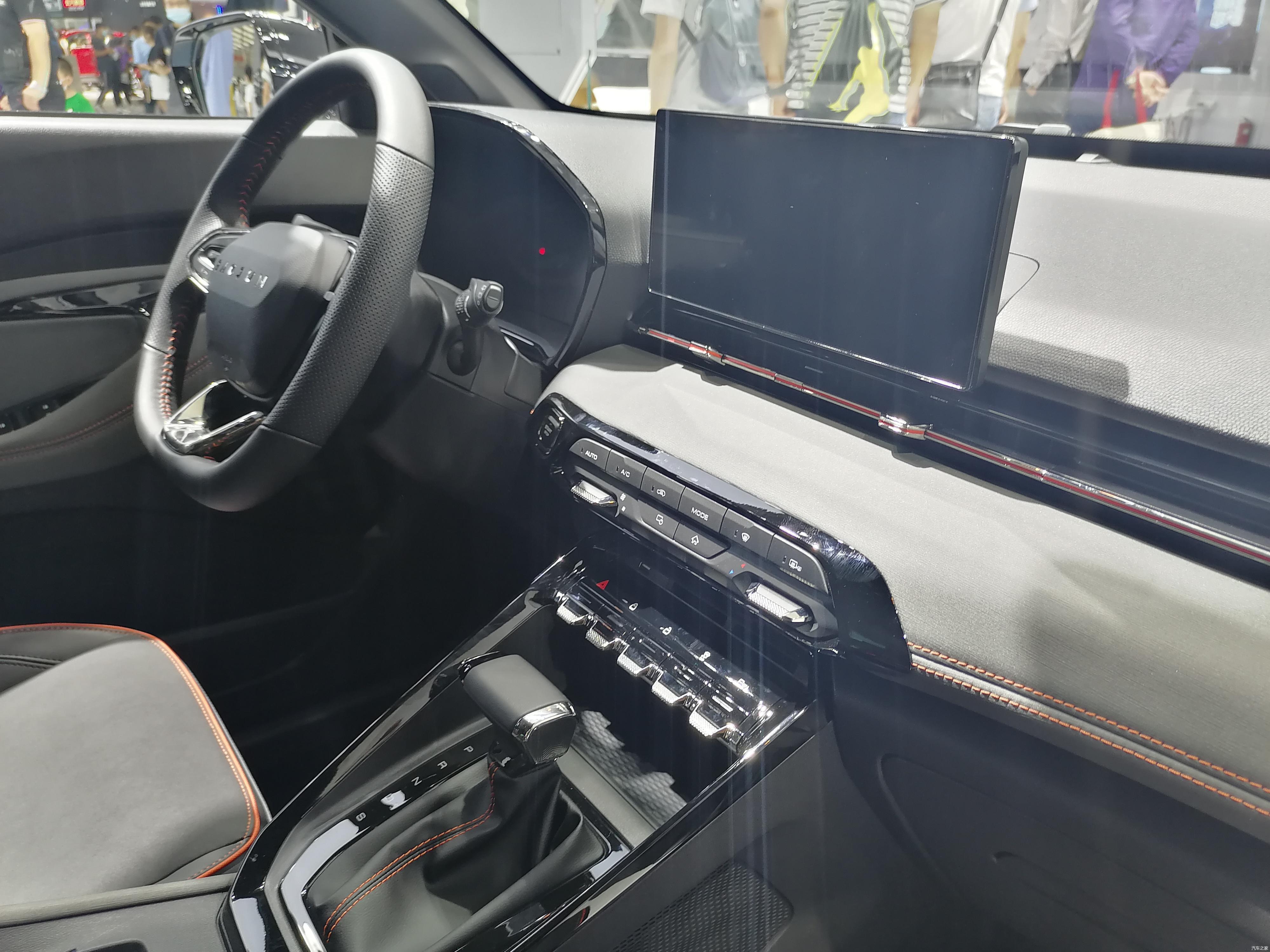 内饰方面,新宝骏rs-3采用环保式设计,应用更多的是平直的线条,贯穿式