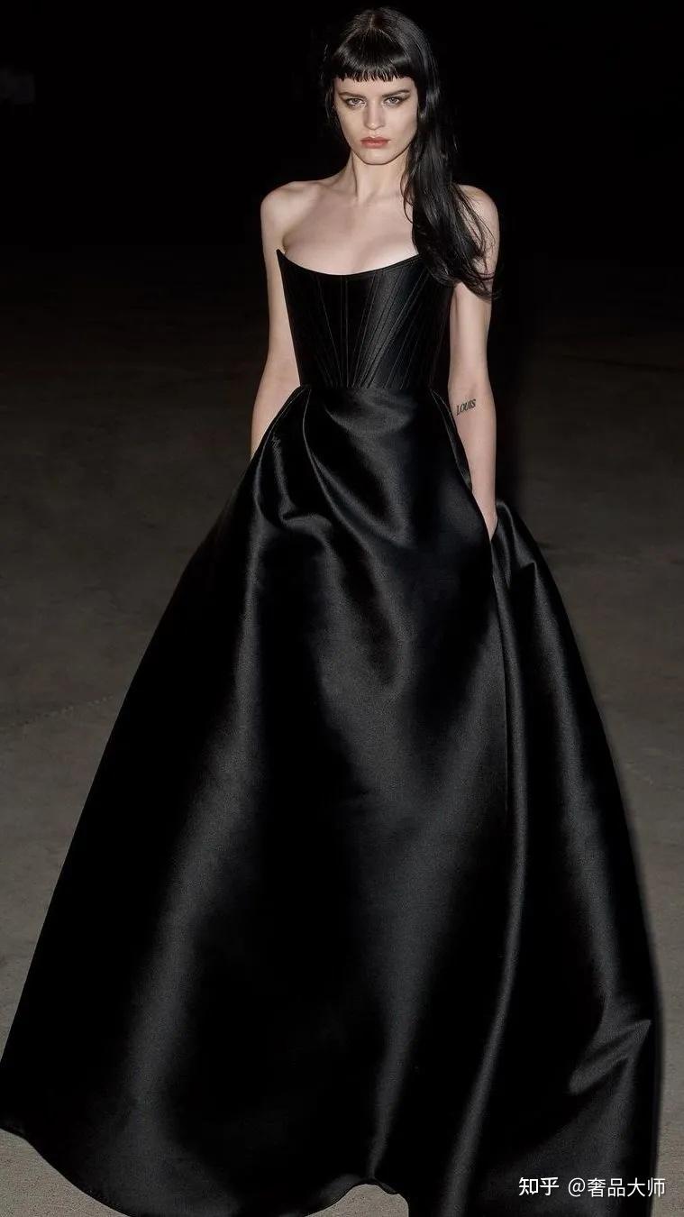 韩团员rose除了穿ysl还喜欢什么奢侈品服饰