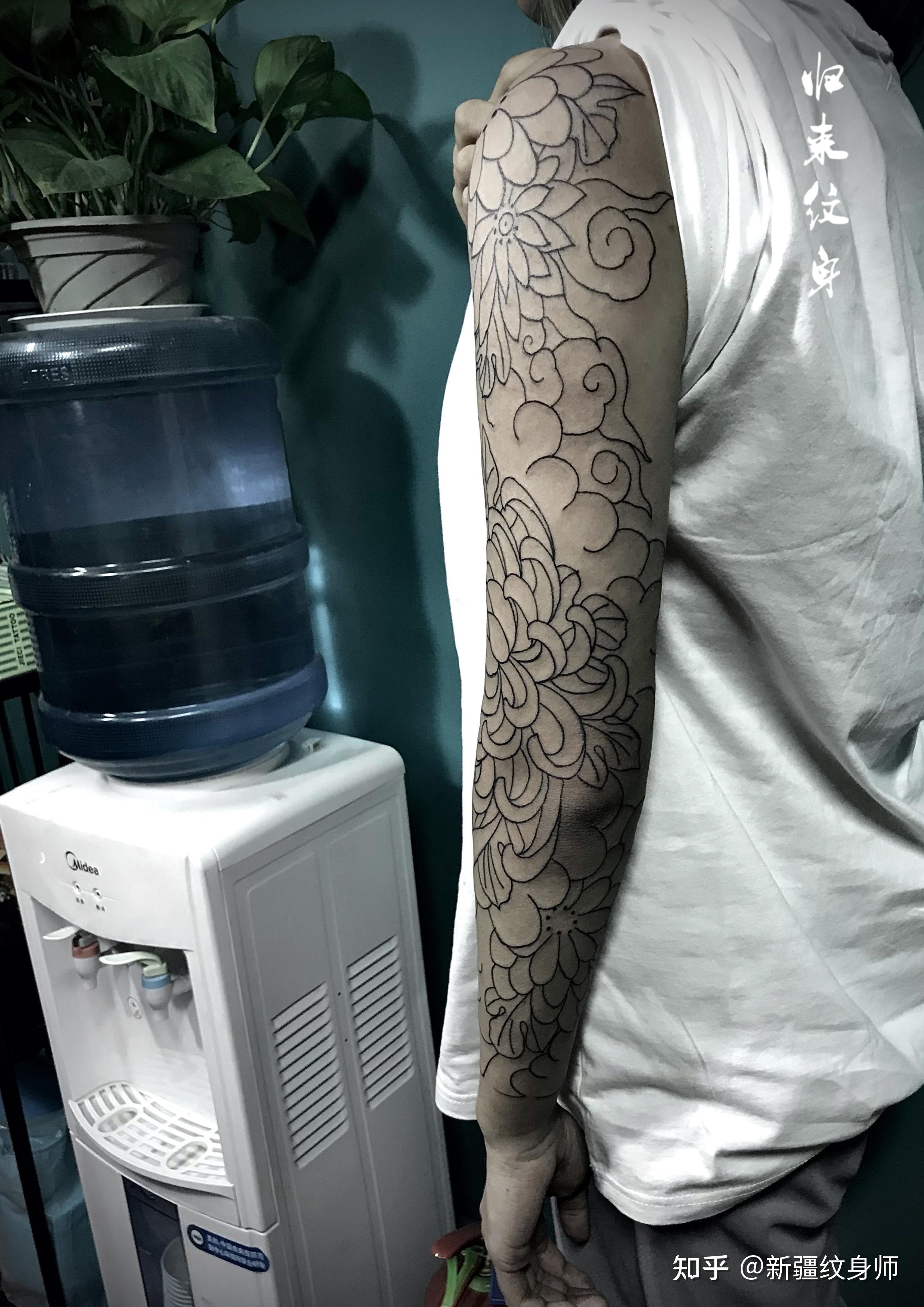 sMrZhao纹身推荐（第 165 期）| 黑白 · 线条 · 流线雅致渐变纹身 - 知乎