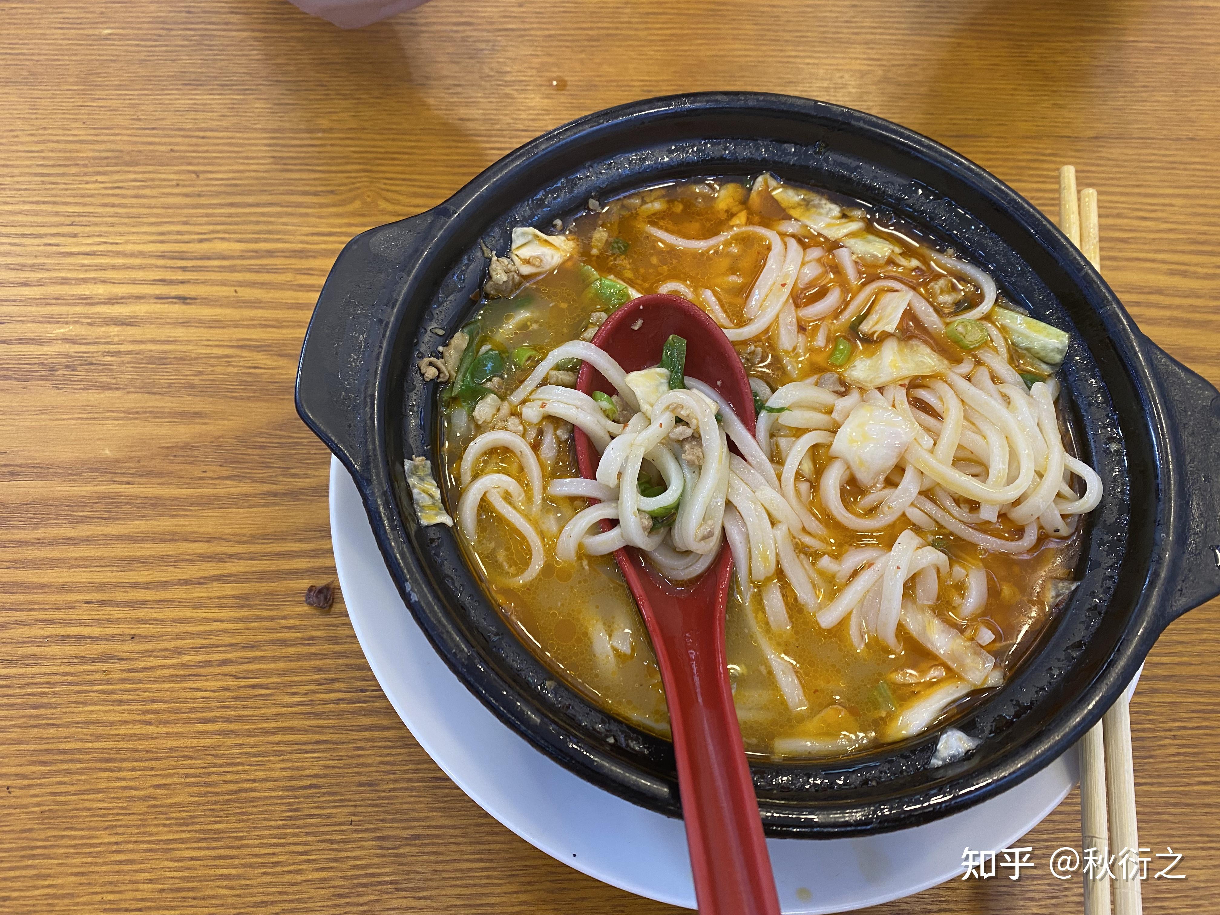 随后在古街的一个小店里吃了份砂锅饵丝,软糯没有嚼劲,味道倒还行