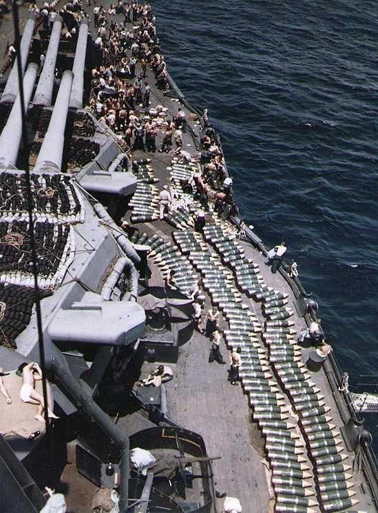 二战时期的军舰是如何把弹药放入弹药库的