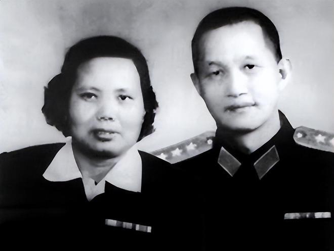 女佣人成开国上将夫人,活了103岁,两儿子成为省长和少将!