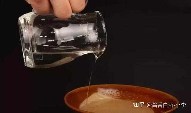 怎么倒酒最好的方法 v2-c9ef190828d9aabb78621adfe6f10025_r.jpg