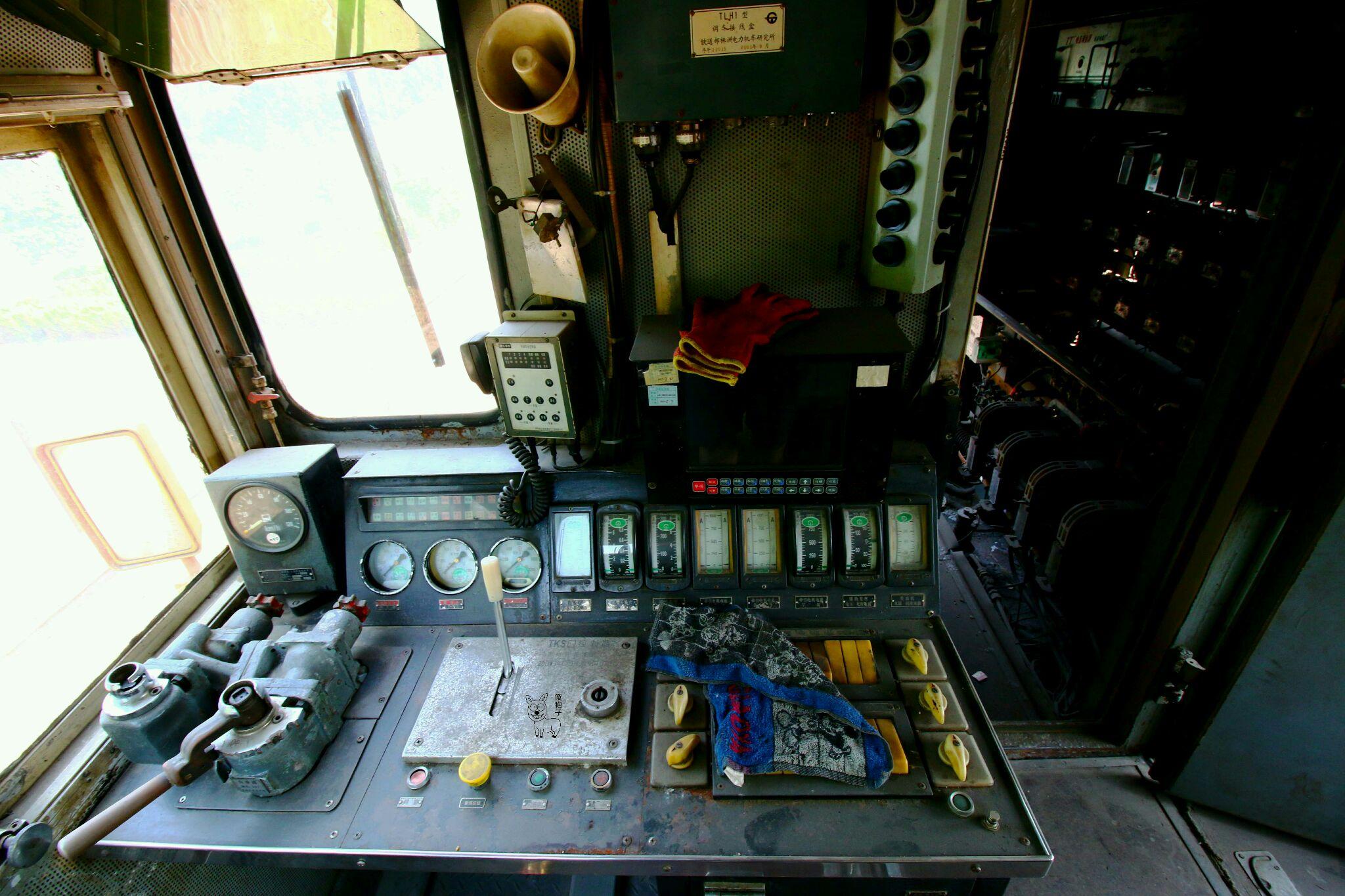 火车头内部布局是怎么样,普通乘客能申请进入吗? - 知乎