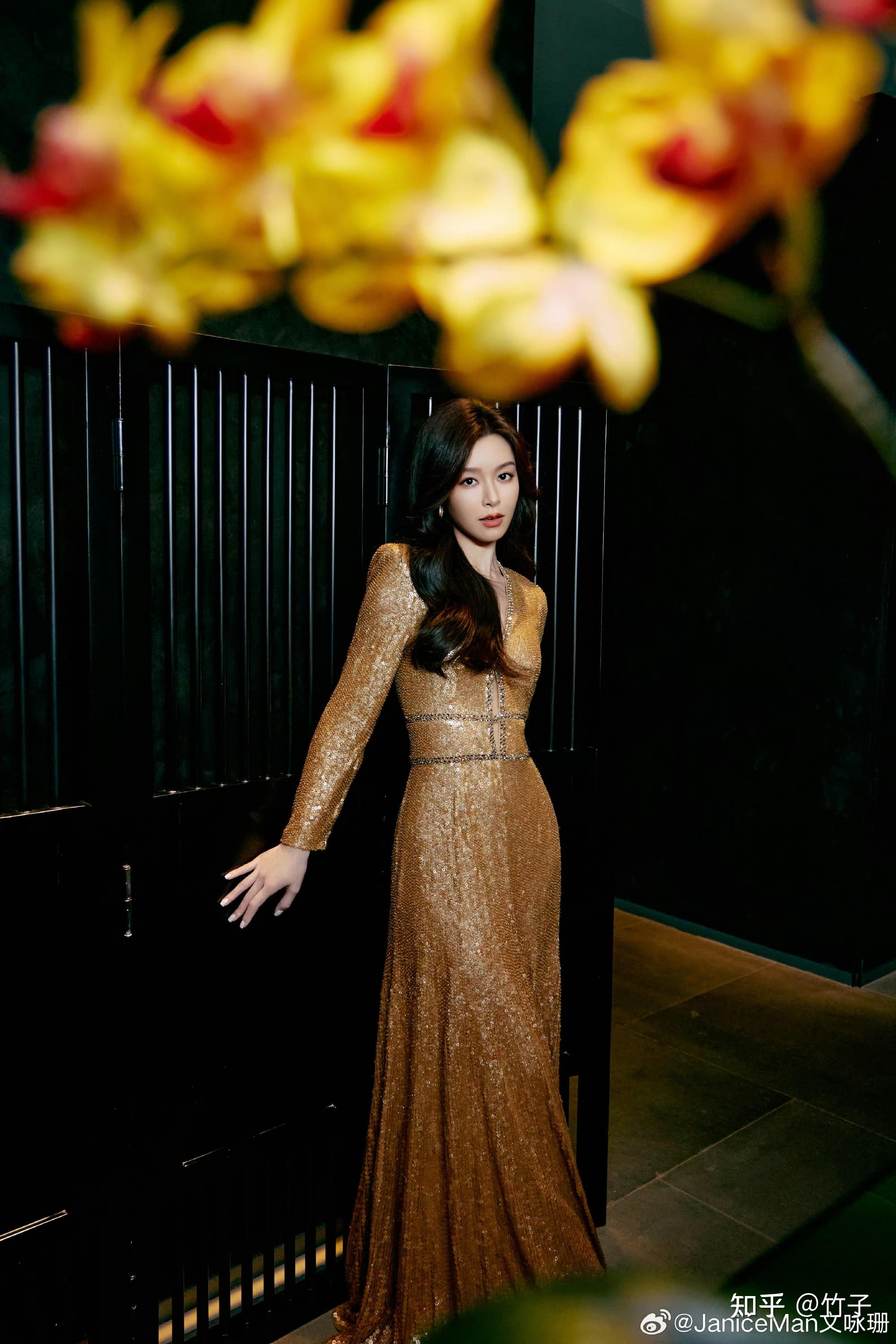 文咏珊最新美照分享金色亮片流光裙华服配美人妩媚也动人