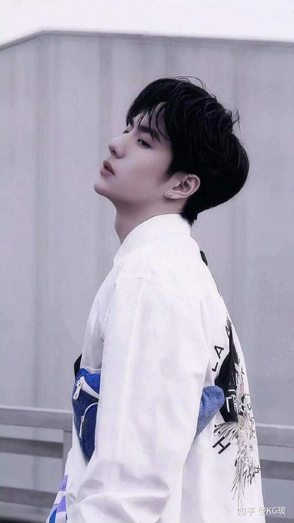 有没有王一博回眸的美图,跪求?