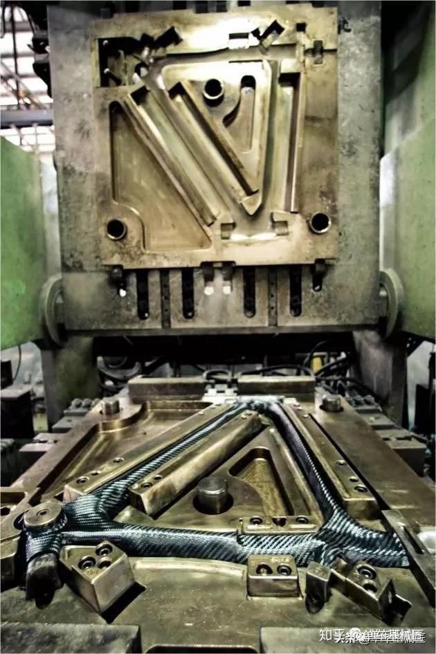 暗黑魔法:深度解读碳纤维车架的制造技术和工艺