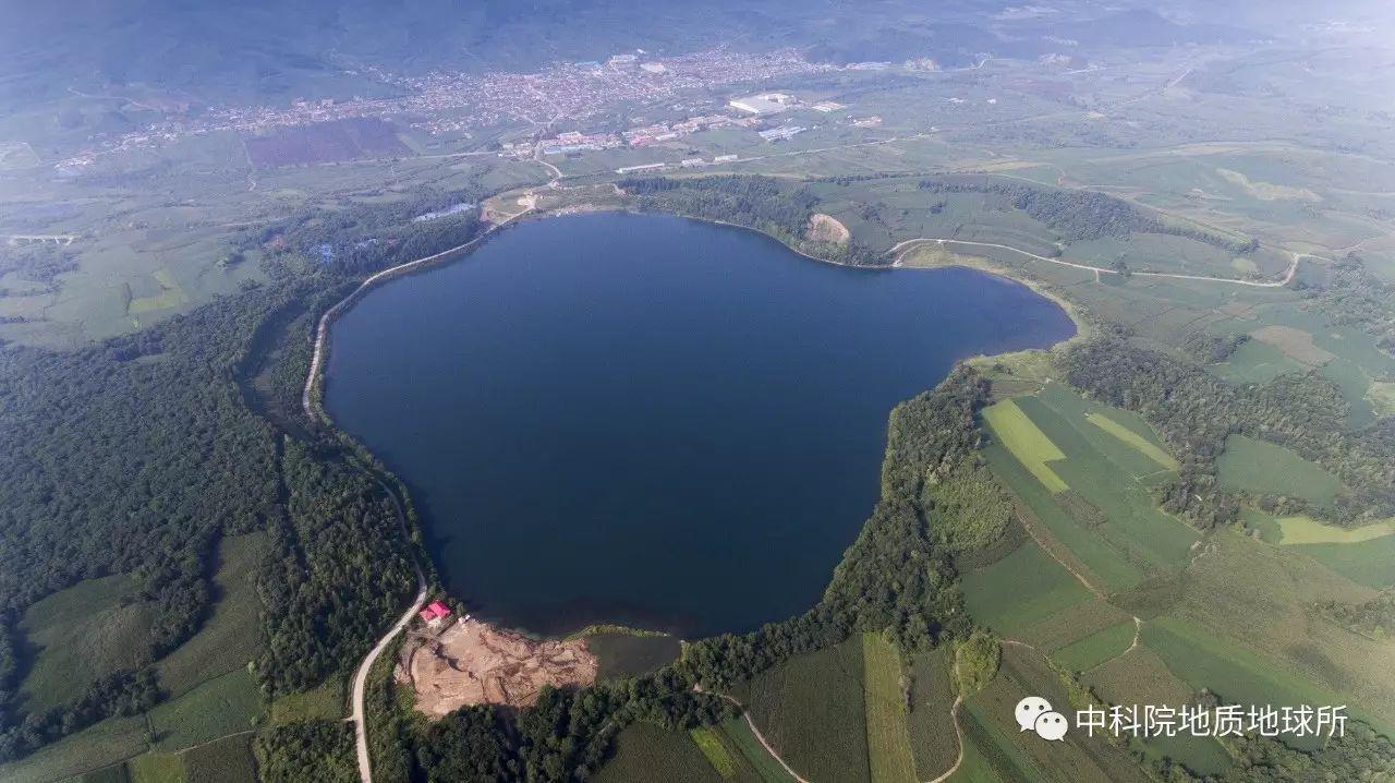 美麗的龍灣瑪珥湖與火山口湖