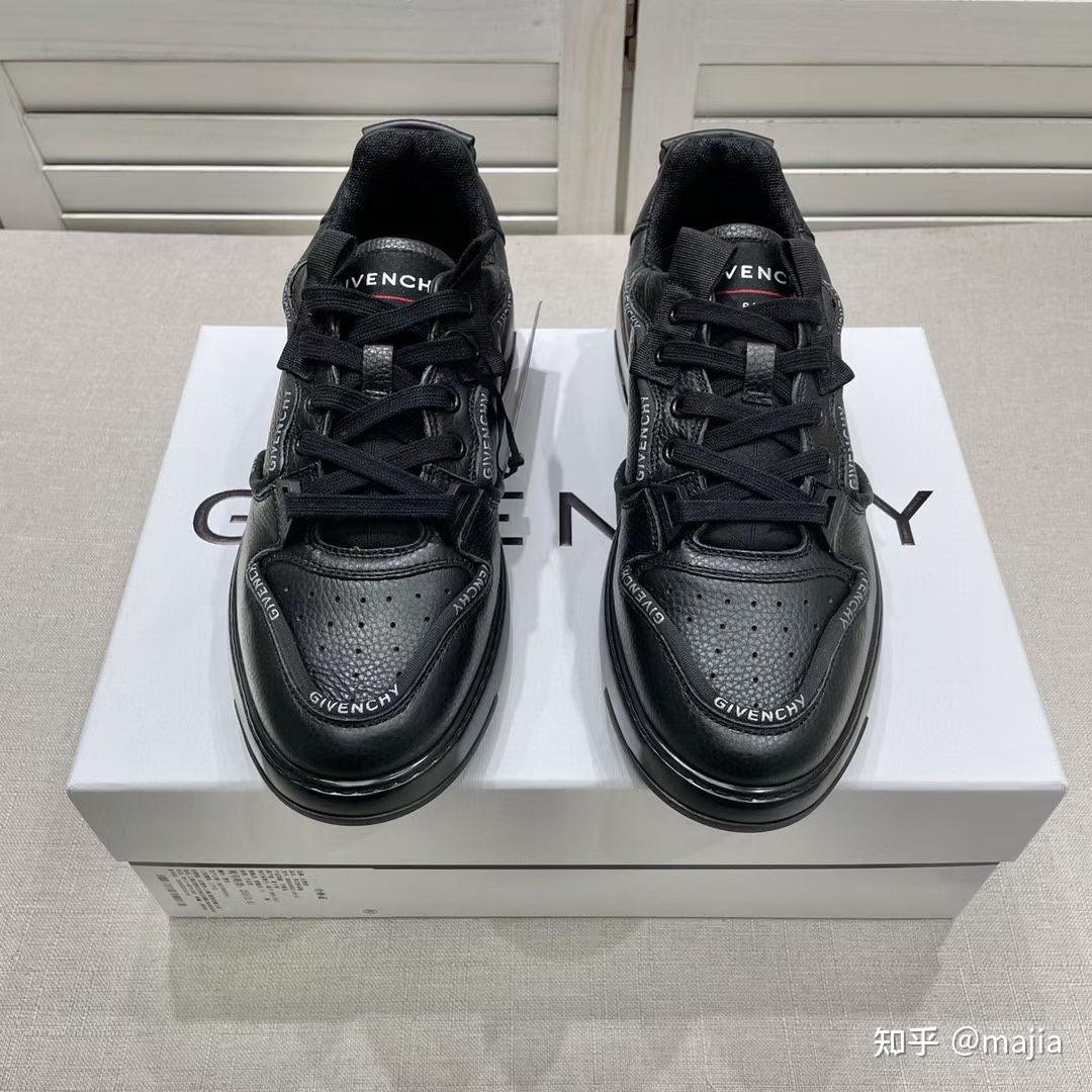 Givenchy 纪梵希 采用小牛皮制成黑色4G微标搭扣裸靴 名媛网
