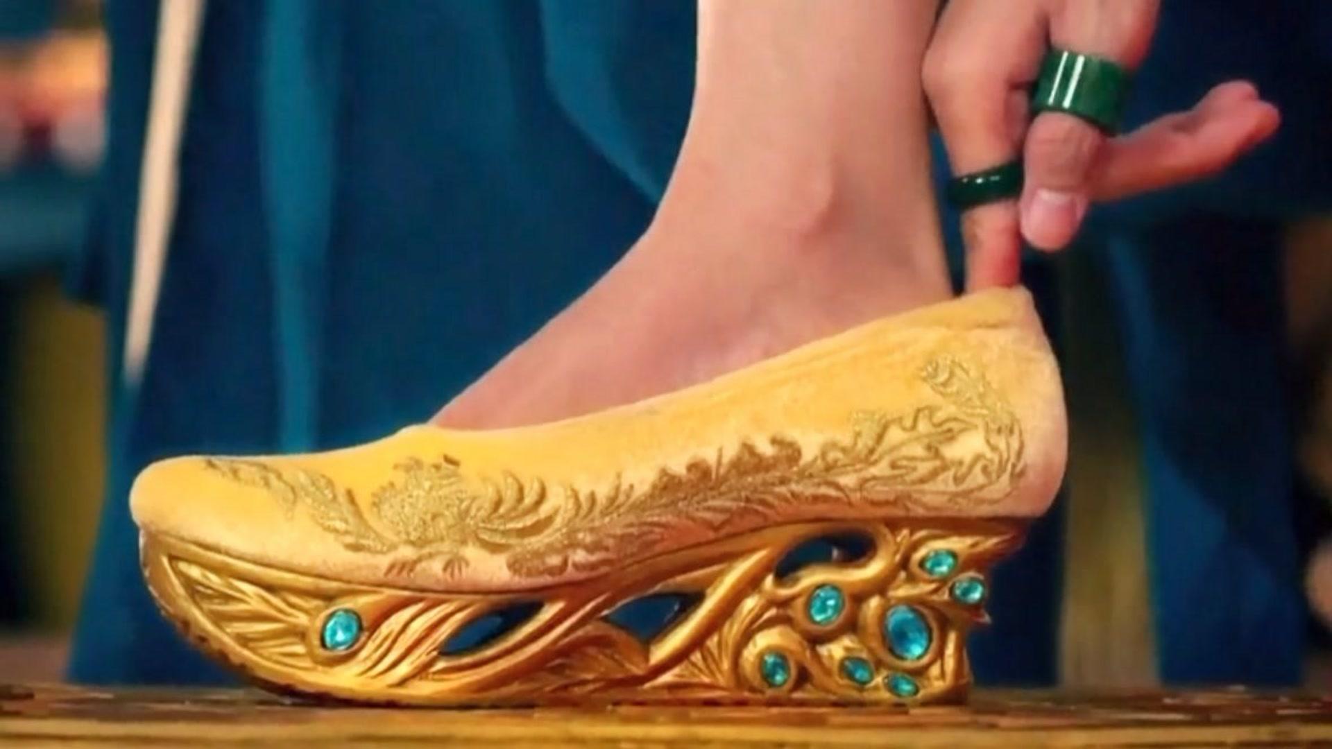 小伙穿上别人的鞋就能变成别人他穿了双女鞋