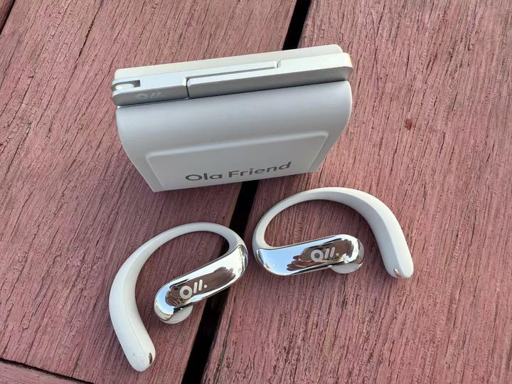字节跳动豆包推出的首个AI耳机——Ola Friend智能体耳机，这款开放式耳机