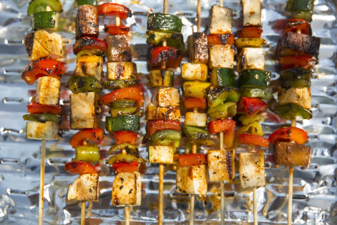 说到蔬菜串烧,可以烤的还真不少,节瓜,西葫芦,甜椒,洋葱,羽衣甘蓝