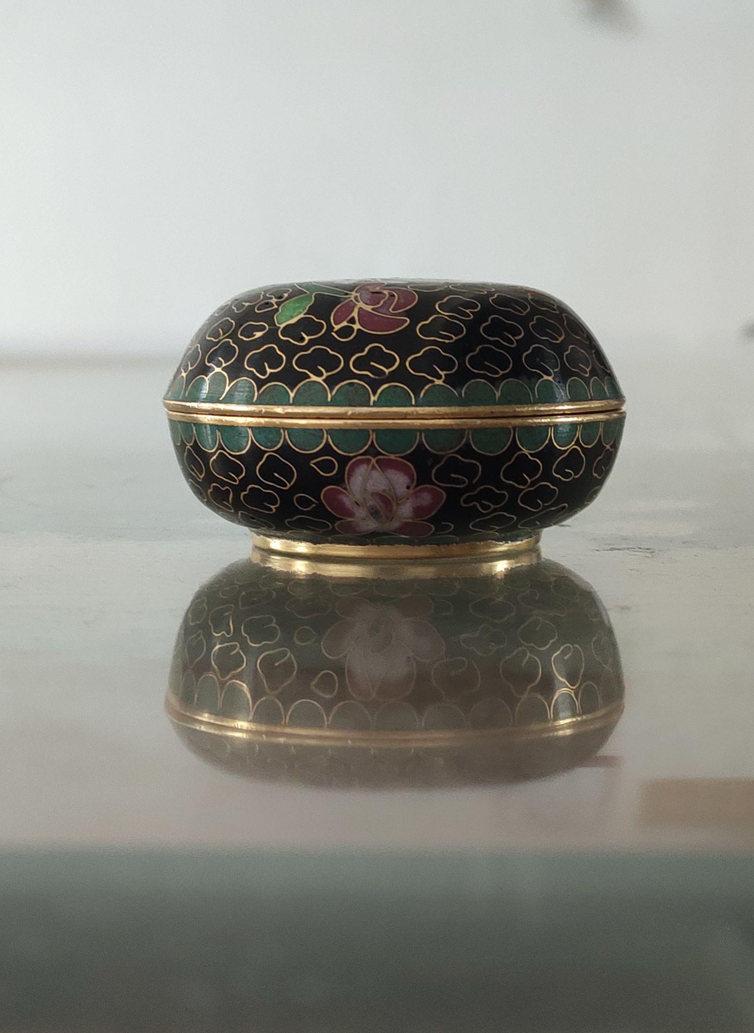 在铜胎上粘出图案花纹,然后用色彩不同的珐琅釉料镶嵌填充在图案中