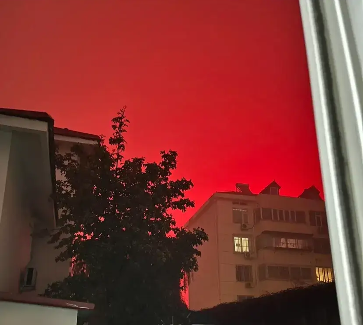 诡异!武汉一地凌晨出现血红色天空,持续1小时,什么情况?