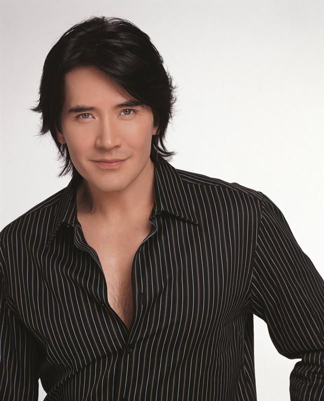 我们想象一下费翔的表演配上一张宋小宝的脸^正如我们之前所说,日本学