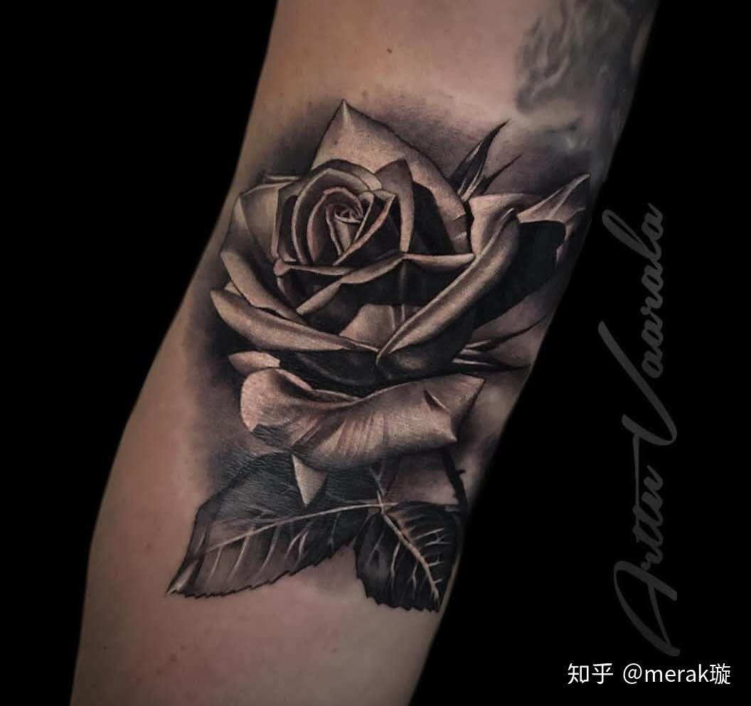 黑灰写实玫瑰花纹身图案