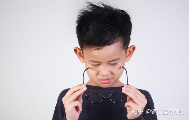 正确戴眼镜的姿势和方法 v2-cae88755ede60327abac132f00098d2c_r.jpg